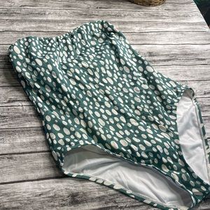 One piece strapless bathing suit
